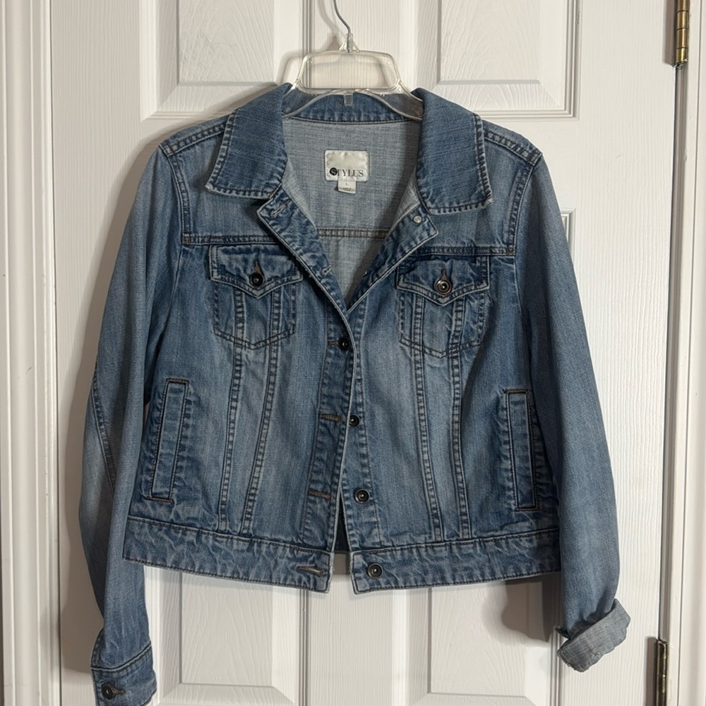 STYLUS Denim Jacket with Natural Fit Front Pockets and Chest Pockets - Size L